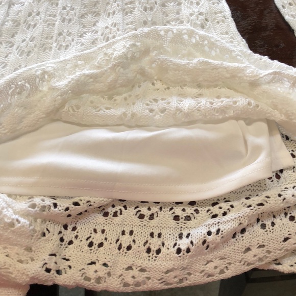 White lace cold shoulder dress. - Picture 5 of 5